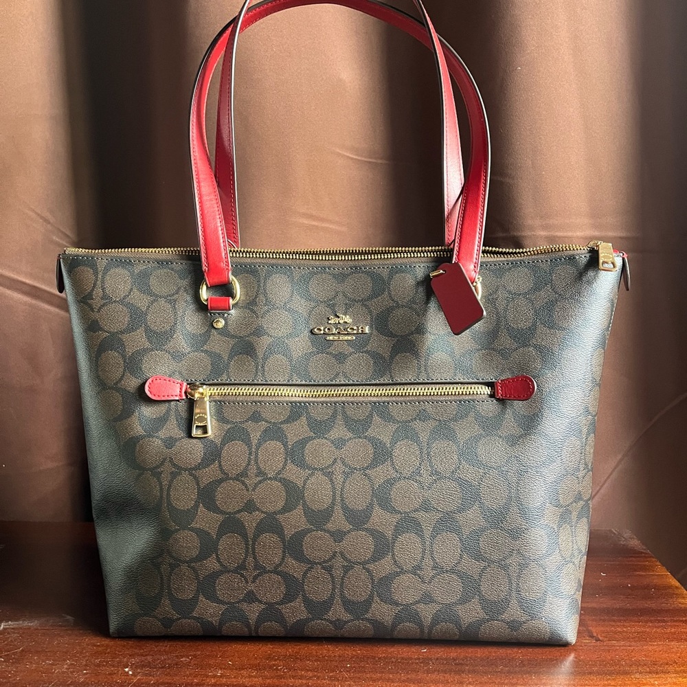 Coach Gallery Tote in signature canvas